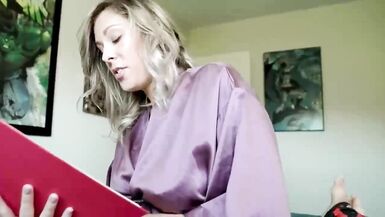 Cet homme inexpérimenté baise 2 MILF sexy aux gros seins - 2 image