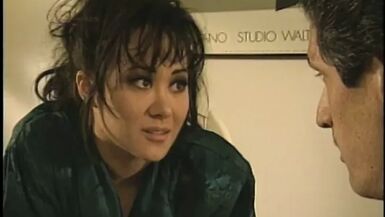 Une superbe pute blonde se fait baiser le trou du cul après une superbe pipe