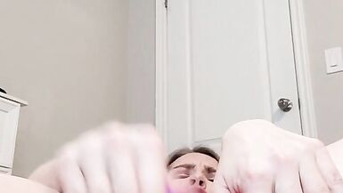 金发碧眼的小姑娘骑在厚厚的小指头上 - 15 image