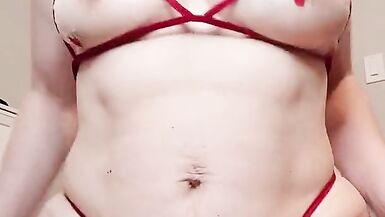 金发碧眼的小姑娘骑在厚厚的小指头上 - 9 image