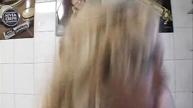 Mega Tiiten Milf im Badezimmer erwischt - 13 image