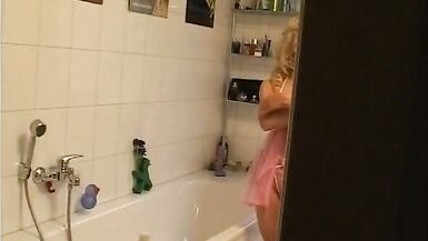 Mega Tiiten Milf im Badezimmer erwischt - 2 image