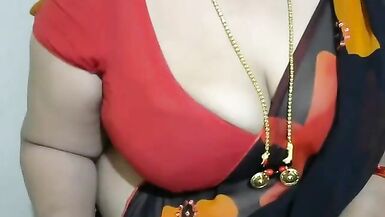 La caméra de Telugu Aunty montre une culotte rose.