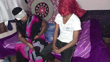 Savitri Bhabhi Pati Ke kaam Par Jane Ke Baad Bhanje Se Chudi - XXX Sexo com a Tia - 3 image