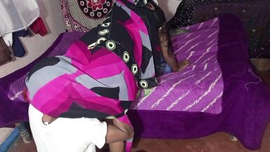 Savitri Bhabhi Pati Ke kaam Par Jane Ke Baad Bhanje Se Chudi - XXX Sexo com a Tia - 5 image