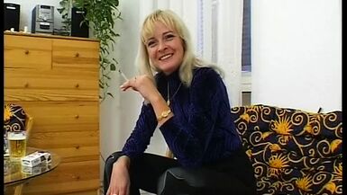 Blonde Milf wird aufdem Boden gefickt