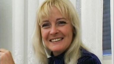 Blonde Milf wird aufdem Boden gefickt - 2 image