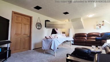 Une femme enceinte encule son mari en installant une caméra et séduit son massothérapeute.