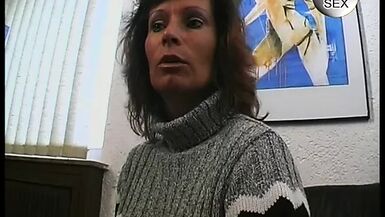 Brunette Milf im Porno lutscht den geilen Schwanz - 1 image