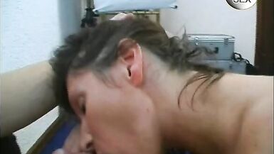 Brunette Milf im Porno lutscht den geilen Schwanz - 9 image