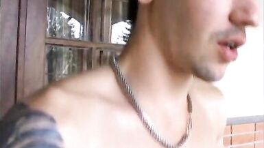 Dupla bissexual partilha uma ruiva no sofá do pátio - 8 image