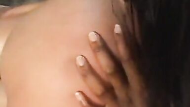 Une jolie blonde se fait sucer les seins puis se fait baiser les doigts