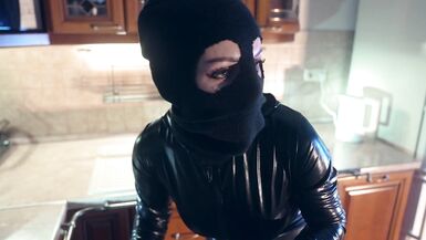 The policeman caught the robber in the apartment - 2 image