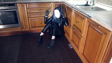 The policeman caught the robber in the apartment - 4 image