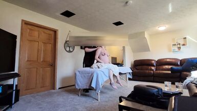 Une femme enceinte encule son mari en installant une caméra et séduit son massothérapeute à qui elle fait une fellation et quelle baise.