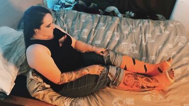 Sexy brunette BBW getting fucked with two short leg casts - 4 image