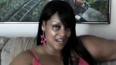 De jolies femmes BBW ébènes parlent à la caméra dans les coulisses.