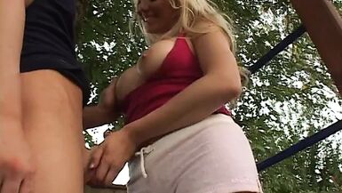 Cette salope blonde adore avoir cette grosse bite dans sa bouche et dans sa chatte.