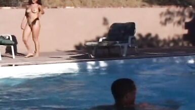 La jolie brunette Sasha se fait pilonner la chatte et le trou du cul à lair libre.