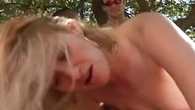 La MILF française Amber Williams suce intensément les bites lors dun gangbang de quatre hommes. - 12 image