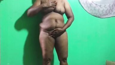 Desi Mature Milf Showing Big Boobs And Ass - 2 image