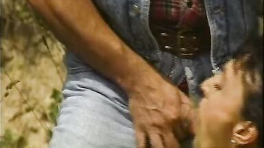 Cowboy baise Milf dans lherbe haute