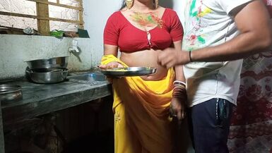 A loccasion de la fête de HOLI Devar, Bhabhi sexy et mignonne sur un stand de Kichen après avoir appliqué de la couleur sur ses seins. - 1 image