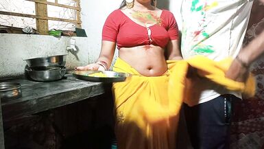 A loccasion de la fête de HOLI Devar, Bhabhi sexy et mignonne sur un stand de Kichen après avoir appliqué de la couleur sur ses seins. - 3 image