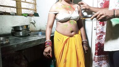 A loccasion de la fête de HOLI Devar, Bhabhi sexy et mignonne sur un stand de Kichen après avoir appliqué de la couleur sur ses seins. - 4 image