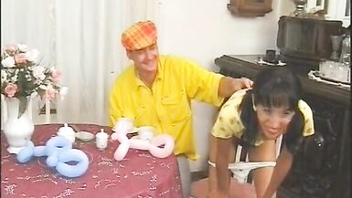 Exotische Milf wird von dem Karnevals vositzenden gefickt - 2 image