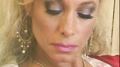 Luxurious big tittie milf offers some cream to his coffee - 2 image