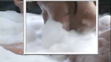 Une mégère dévergondée joue le rôle dune mère et soccupe de la bite dans la couche de son homme. - 2 image
