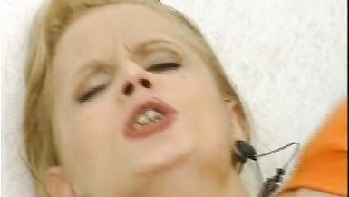 Blonde wird das erste mal richtig hart gefickt - 5 image