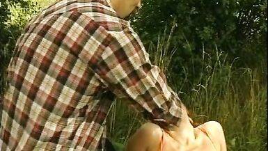 Milf con grandes tetas cabalga polla al aire libre - 13 image