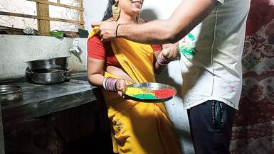 幸福生活中的性感女郎Ko Color Lagakar Kitchen Stand Par Khood Choda - 1 image