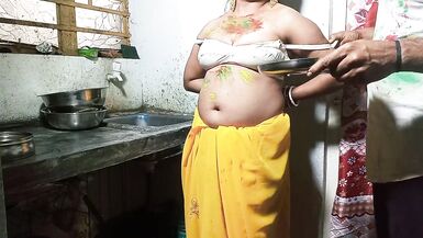 幸福生活中的性感女郎Ko Color Lagakar Kitchen Stand Par Khood Choda - 4 image