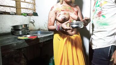 幸福生活中的性感女郎Ko Color Lagakar Kitchen Stand Par Khood Choda - 6 image