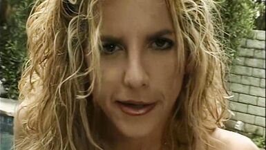 Milf pisst in den Pool - 8 image