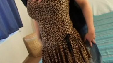 MILF avec lunettes aime baiser sauvagement et se faire faire un soin du visage.