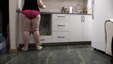 Mutfakta kırmızı külot olgun bbw milf - 11 image