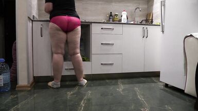 Mutfakta kırmızı külot olgun bbw milf - 12 image