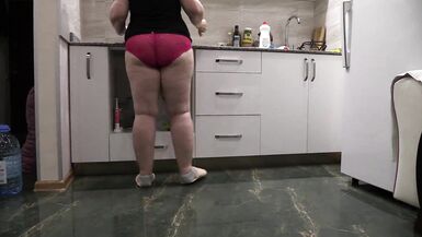 Mutfakta kırmızı külot olgun bbw milf - 13 image