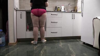 Mutfakta kırmızı külot olgun bbw milf - 15 image
