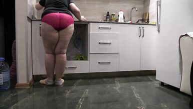 Dans la cuisine en culotte rouge mature bbw milf