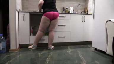 Mutfakta kırmızı külot olgun bbw milf - 5 image