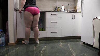 Mutfakta kırmızı külot olgun bbw milf - 6 image