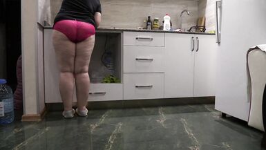 Mutfakta kırmızı külot olgun bbw milf - 9 image