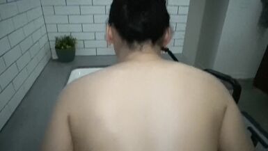 Amatrice de sexe latino, elle fait une fellation et une levrette dans un jacuzzi, puis elle reçoit de léjaculation dans les cheveux et sur le visage POV - 10 image