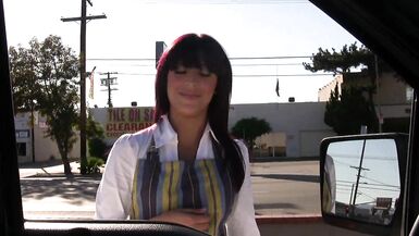 Milf chaude déchirée et baisée sur le parking du supermarché