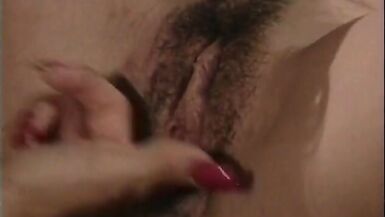 Coppia di belle lesbiche europee si fanno a vicenda con dita e dildo enorme